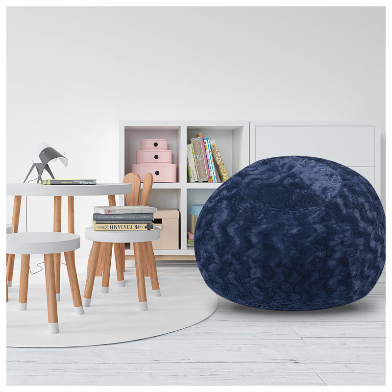 Fauteuil à billes en fausse fourrure bleu marine, H 39 po x l 56 po x P 56 po