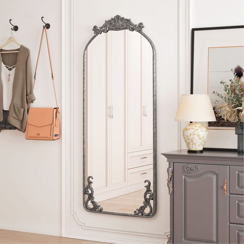 Miroir mural 58 po x 24 po avec applique murale sculptée sur le dessus, Argent antique 1
