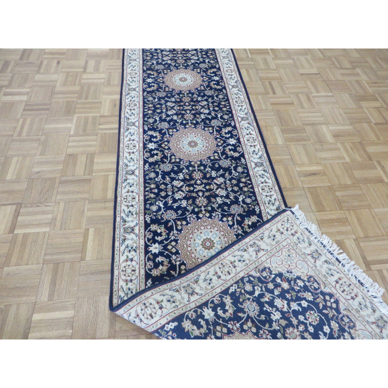 Tapis de zone de tapis de couloir bleu marine 2 pi 8 po x 18 pi 1 po à la main one-of-kind noué la Shana
