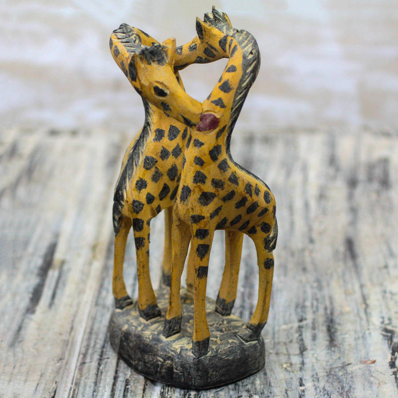 Sculpture romantique en bois girafe Bungalow Rose