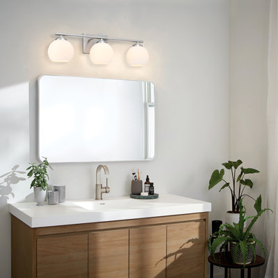 Luminaire de salle de bain transitionnel 3 lumières en nickel brossé l 26 po avec abat-jour en verre opale satiné