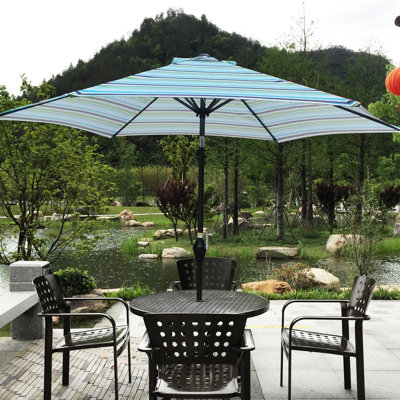 Parasol de patio extérieur de 9 pi, pavillon à rayures bleues, inclinaison hexagonale de 45 degrés, manivelle, mât et nervures en acier, parasol à rayures avec protection contre les intempéries de 40 ans et plus, système de levage à bouton-poussoir, évent
