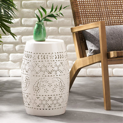 La table de bout en fer blanc avec structure unique et coupe en dentelle, pour le salon - sans assemblage en fer, ajoute de l'élégance au patio, au jardin ou à la cour
