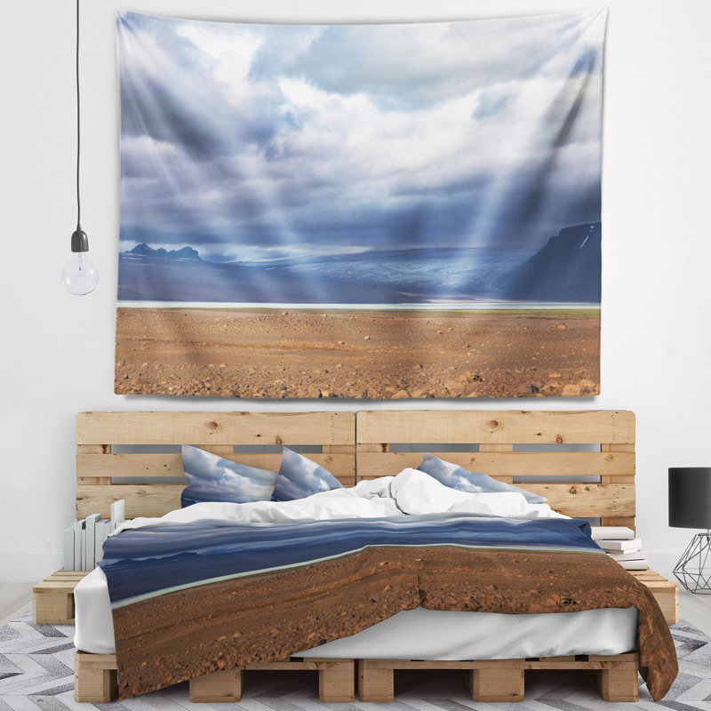 Paysage, étendue de terre sous une tapisserie bleu ciel, H 32 po x l 39 po