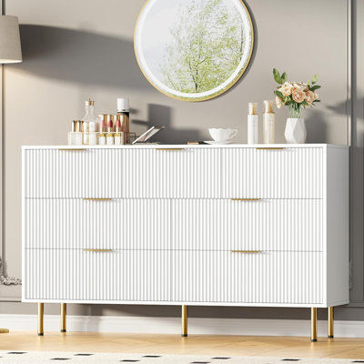 Commode cannelée à 7 tiroirs - largeur 55 po, poignées en métal, finition bois moderne
