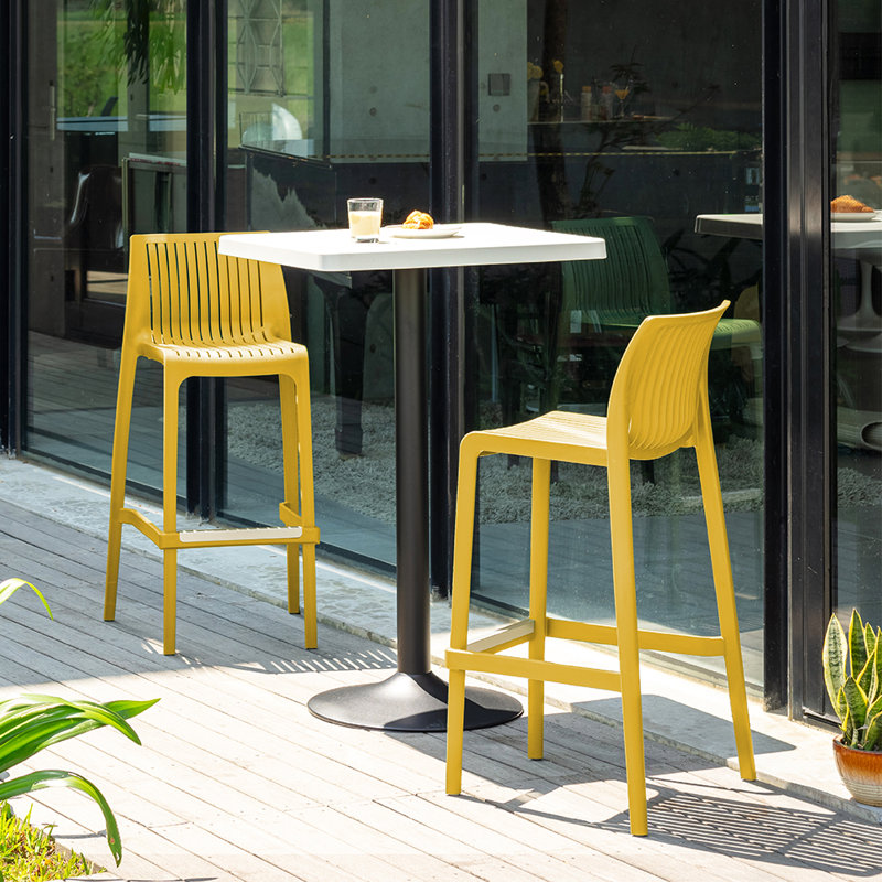 Tabouret d'extérieur à dossier bas Nayma, Jaune, Tabouret de comptoir (siège d'une hauteur de 36,2