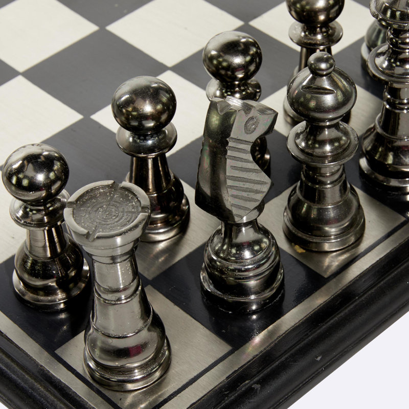 Ensemble de jeu d'échecs en métal argenté avec pièces noires et argentées Deardra, Gris/argent, L 17 po x l 17 po x H 6 po