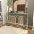 Console de salon géométrique en métal avec plateau en verre miroitant-156977189