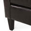 Fauteuil club tendance en brun, avec un revêtement et une structure en bouleau
