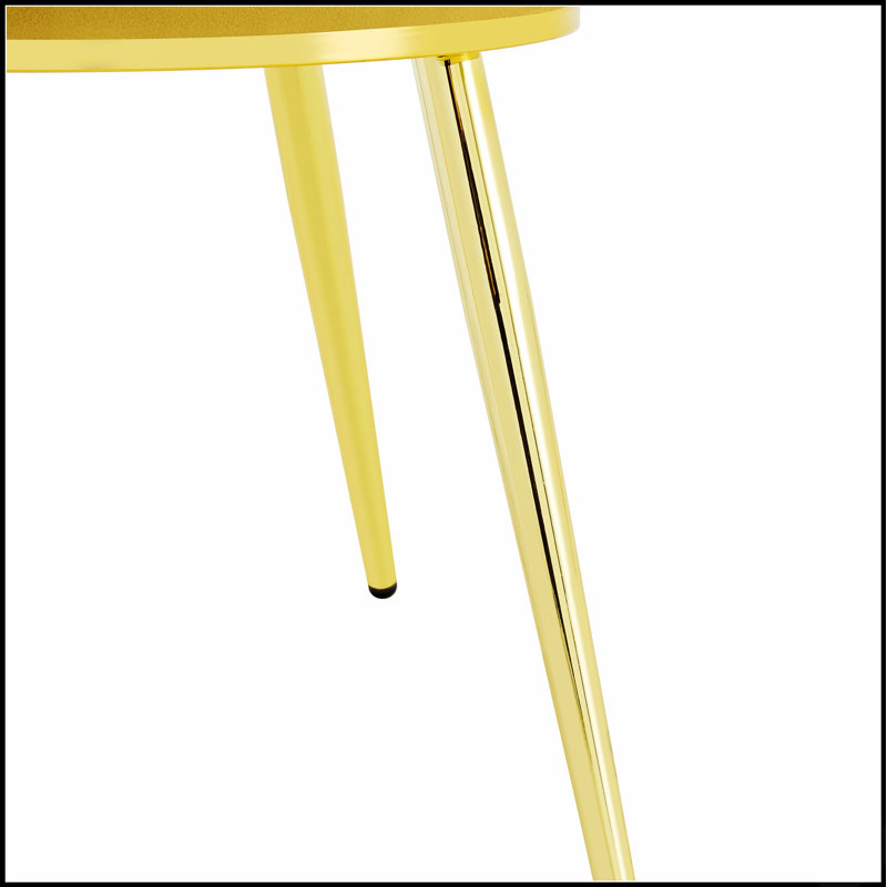 Ensemble de 2 fauteuils d'appoint uniques en forme de cœur, capitonnés et recouverts de velours moelleux avec une structure en métal doré brillant, parfaits pour une décoration intérieure moderne.