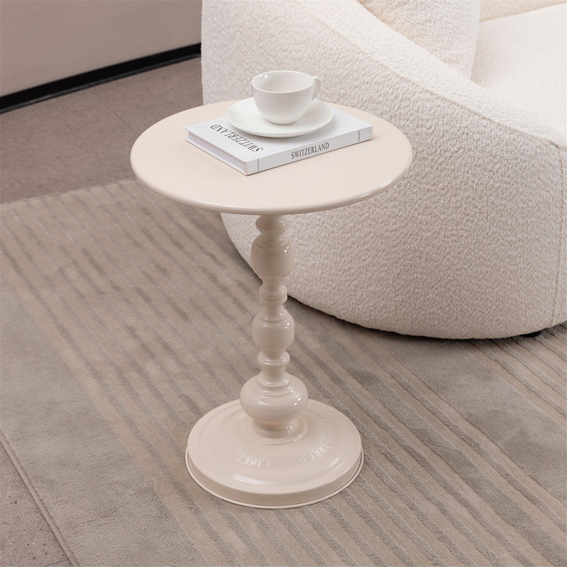 Charmante table de chevet avec tiroirs et plateau spacieux, alliant styles moderne et classique.