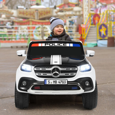 Les enfants de la classe X de Mercedes sous licence roulent sur une voiture