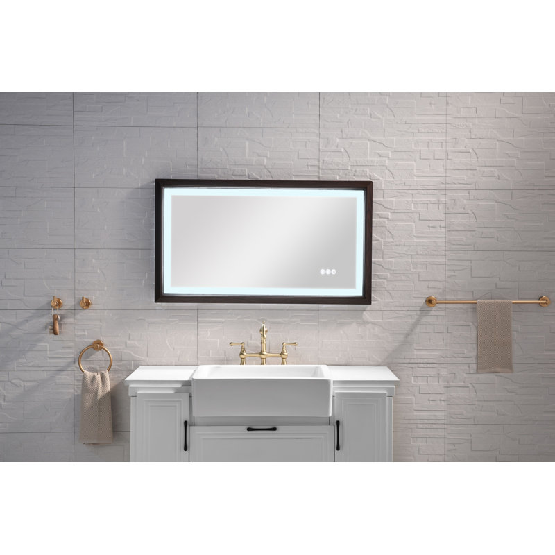 Le miroir de salle de bain est doté d'un bouton tactile multifonctionnel et intelligent.