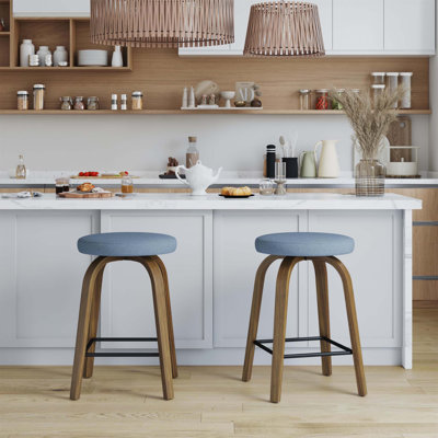 Ensemble de 2 tabourets de bar pivotants, sans dossier à hauteur de comptoir avec siège rembourré en tissu, rotation à 360 degrés, pieds en bois robustes et repose-pieds en métal pour les bars et les îlots de cuisine.