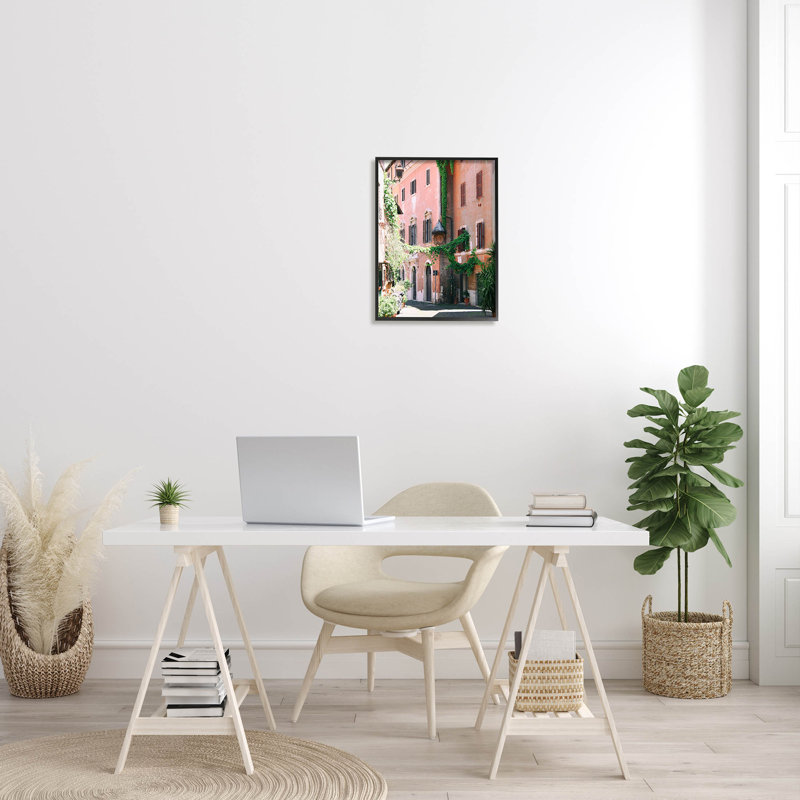 Voisinage, lierre, architecture encadrée par Carina Okula, H 20 po x l 16 po x P 1,5 po, Giclée encadrée noir minuit