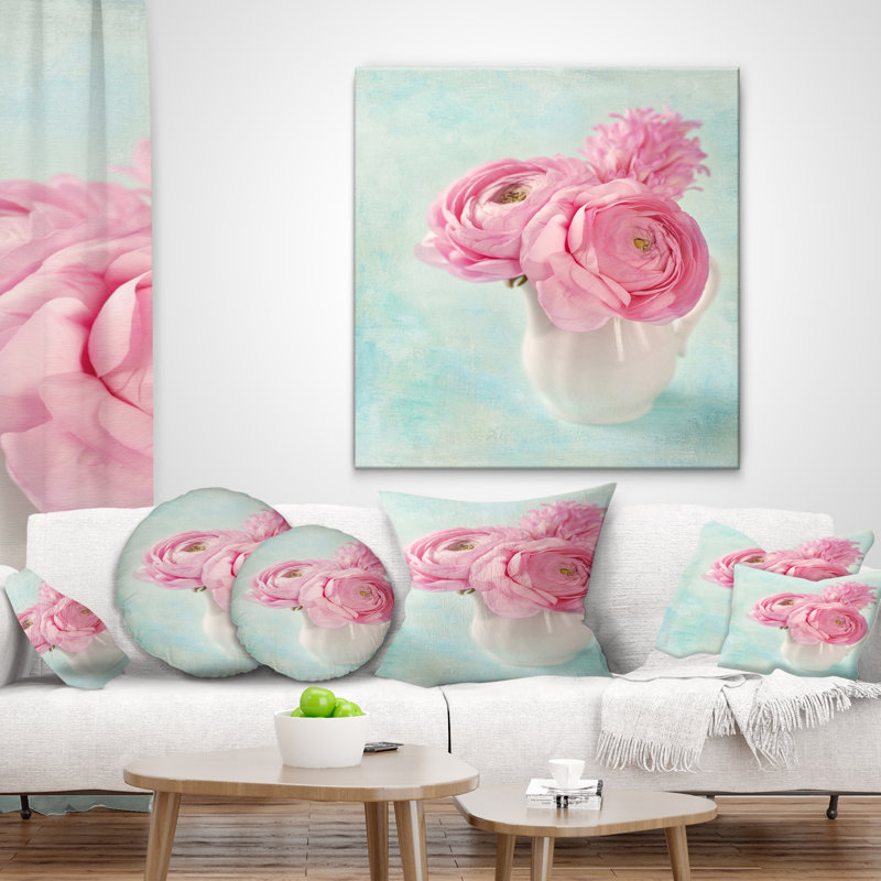 Fleurs de renoncule rose dans un vase - coussin à imprimé floral, 16 po x 1 po, Coussin décoratif