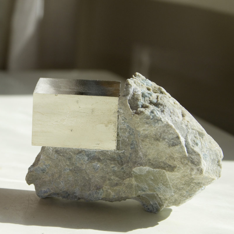 Andrianna intéressant avec une pyrite oblongue sur une matrice