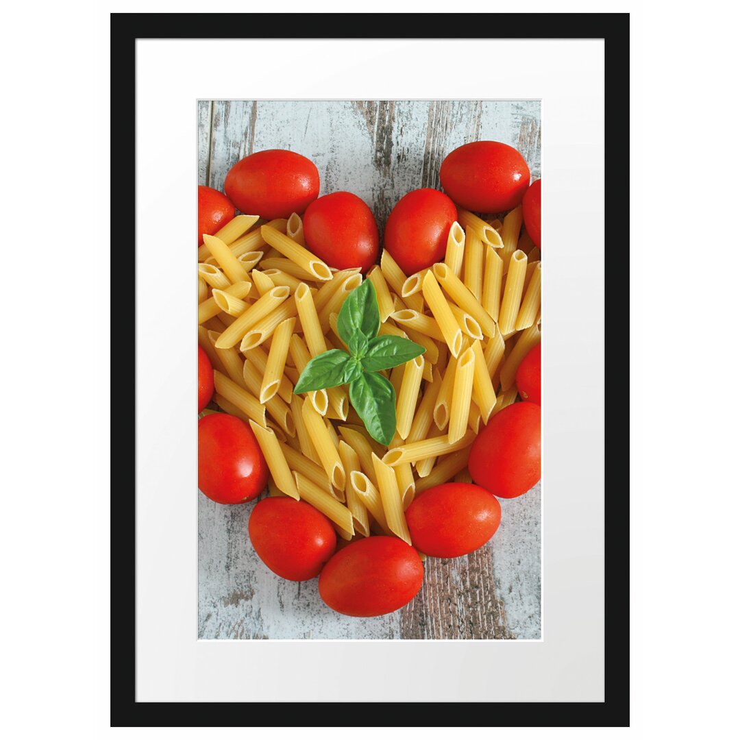 Gerahmtes Poster Nudelherz mit Tomaten umrandet