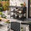 Console de cuisine extérieure noire avec évier en acier inoxydable, table d'appoint pliante, étagères de rangement perforées à 3 niveaux et robinet pivotant à 360°.