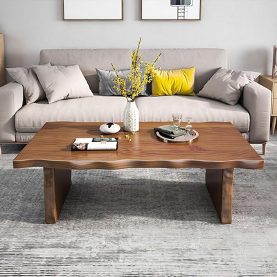 Table basse brune en bois massif