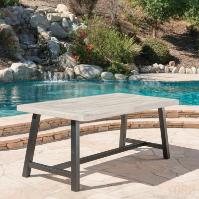 Table de salle à manger d'extérieur en bois d'acacia gris sablé clair avec cadre en métal noir rustique