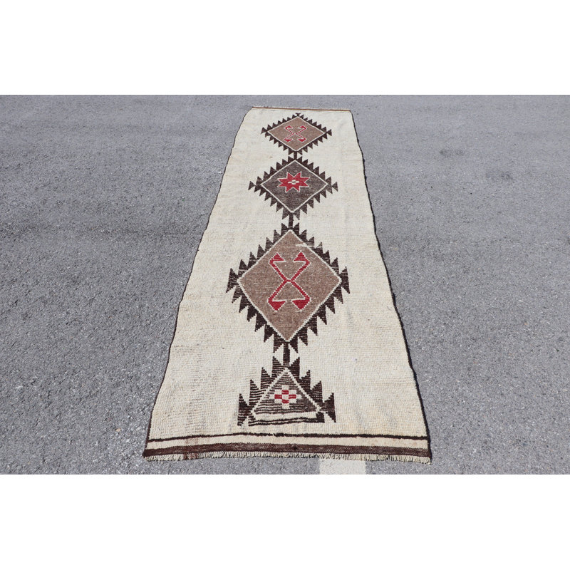 Tapis de couloir turc rétro tissé à la main avec un motif géométrique dans des couleurs neutres comme le brun crème et le motif rouge en laine