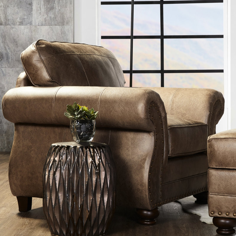 Fauteuil confortable Ginger - Revêtement en similicuir brun, bronze antique, fauteuil avec accoudoirs en tissu avec têtes de clou teintées, cuir moyen, accoudoirs roulés élégants, pieds en bois pour plus de style et de durabilité
