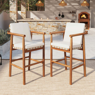 Tabourets de bar à hauteur de comptoir d'extérieur avec dossier, accoudoirs et siège en sangle, coussins beiges inclus, idéaux pour le patio et la piscine