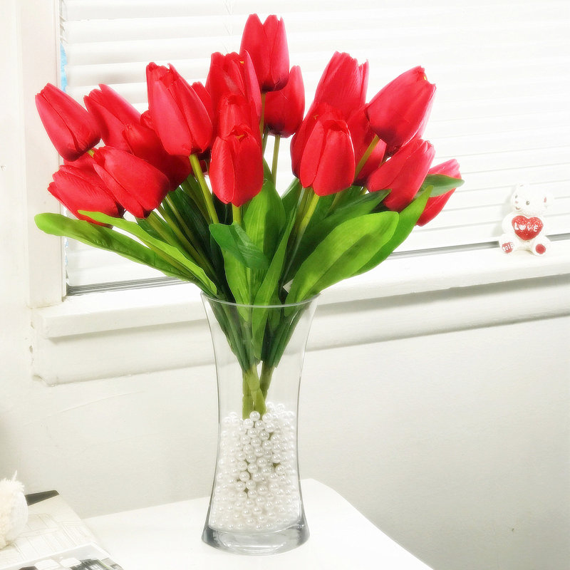 Arrangement floral de tulipes dans un vase, rouge