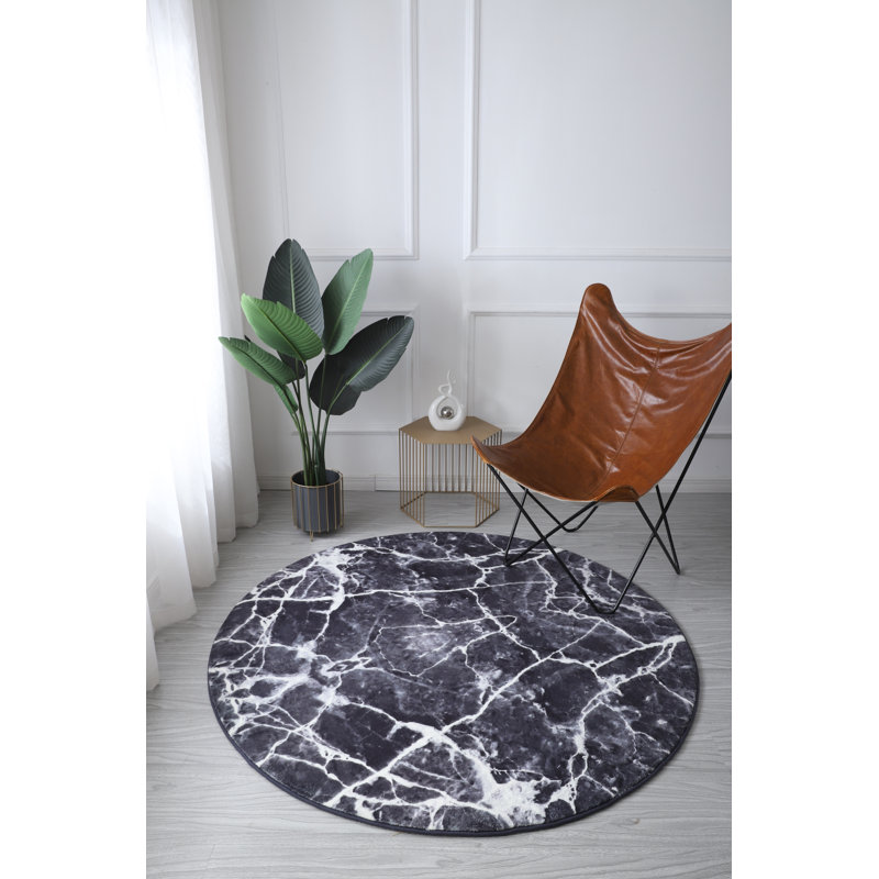 Tapis noir Arnoldas, Rond 5 pi