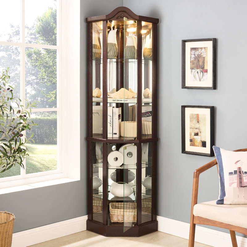 Armoire lumineuse spacieuse avec tablettes triangulaires, motif floral arqué et design américain pour la décoration de couronne en verre cerisier pour le rangement du vin