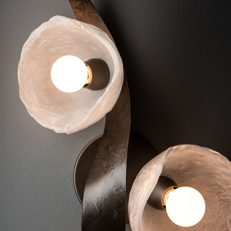 Mika Steel Wallchiere, Dark Smoke