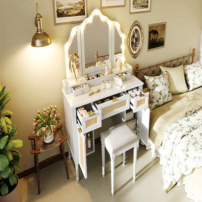 Ensemble de coiffeuse de 44,37 po avec tabouret, 13 ampoules Hollywood et 3 modes d'éclairage, coiffeuse à miroir triple pliable avec tabouret rembourré, station de charge, beaucoup de rangement