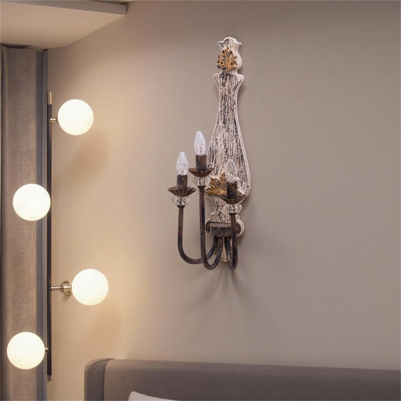Applique murale rétro avec finition vieillie et trois ampoules, élégant luminaire rustique
