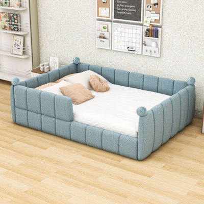 Lit tapissier de plancher avec rails entourant