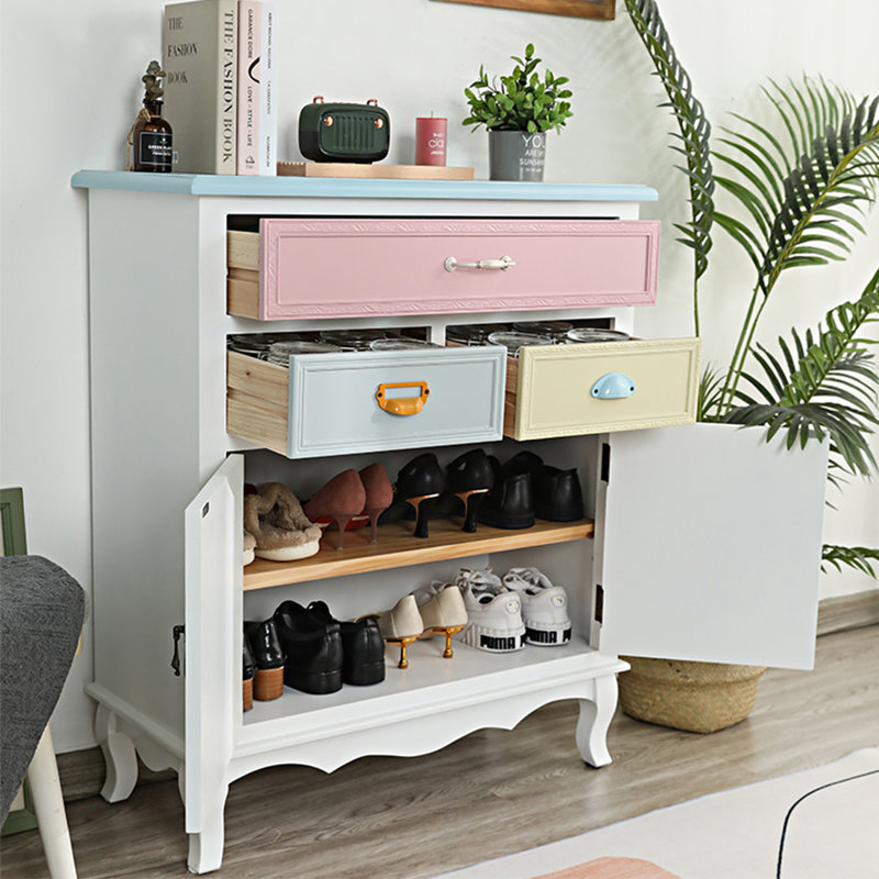 Armoire d'appoint moderne et polyvalente.