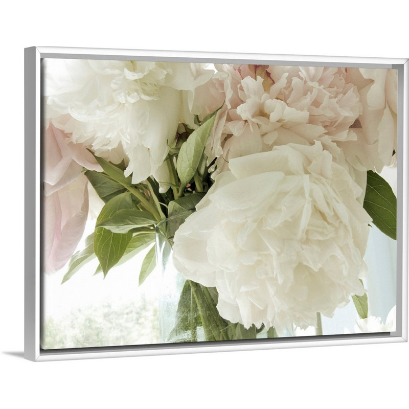 Reproduction de photo sur toile, "vintage bouquet" par Judy Stalus, H 20 po x l 26 po x P 1,75 po, Cadre blanc