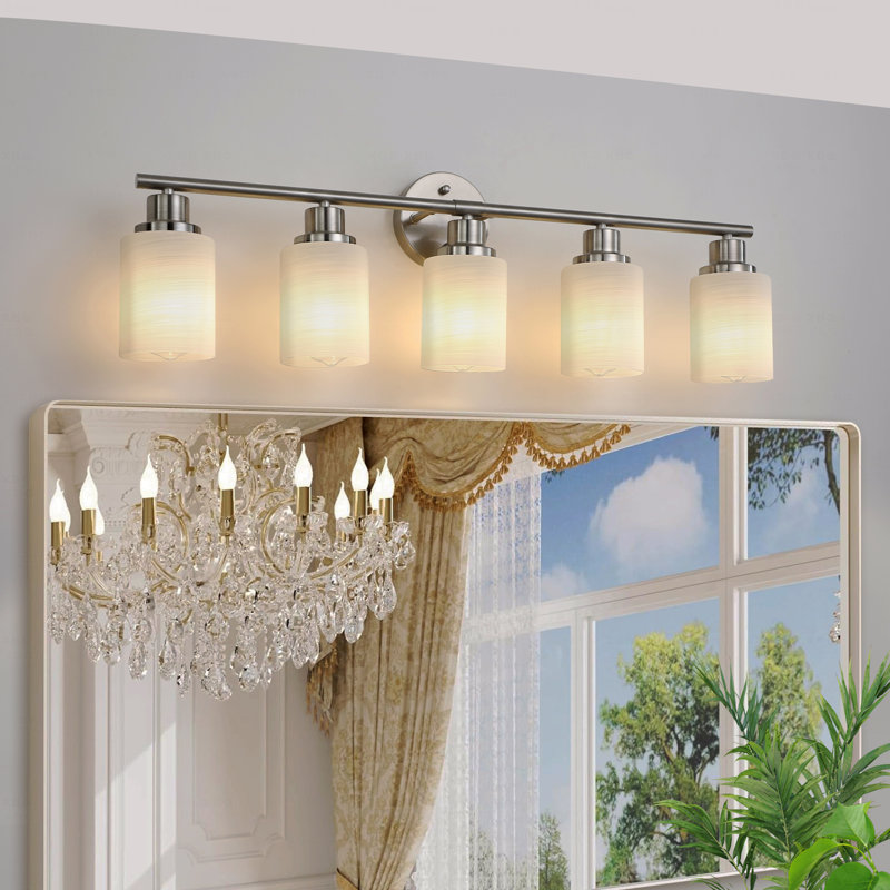 Applique murale 31 po à 5 lumières de style moderne avec configuration en nickel brossé 31 lumières de style moderne avec abat-jour en verre givré