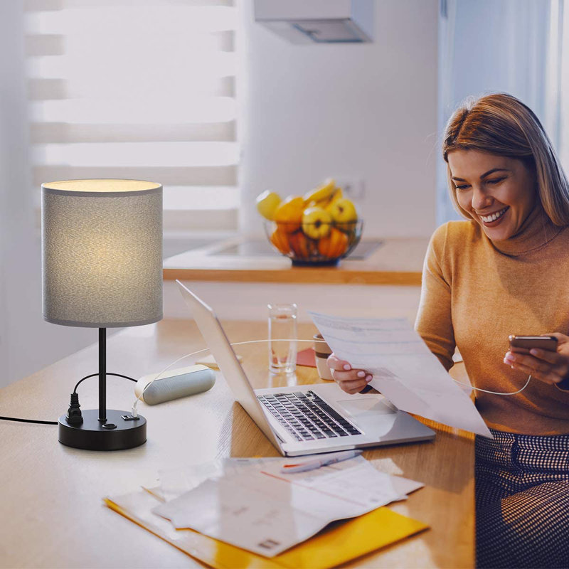 Lampe de table noire 16 "avec prise USB et prise