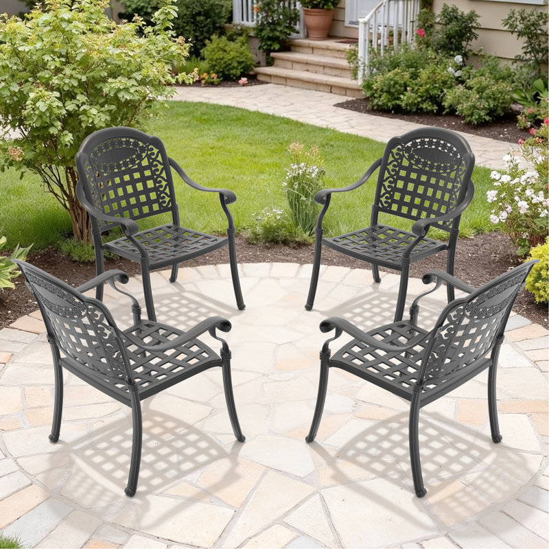 Ensemble de 4 chaises de jardin en aluminium moulé, structure noire, coussins bleus, design traditionnel à motifs rectangulaires, revêtement haute température, assise confortable, empilables, résistantes aux intempéries et au soleil.
