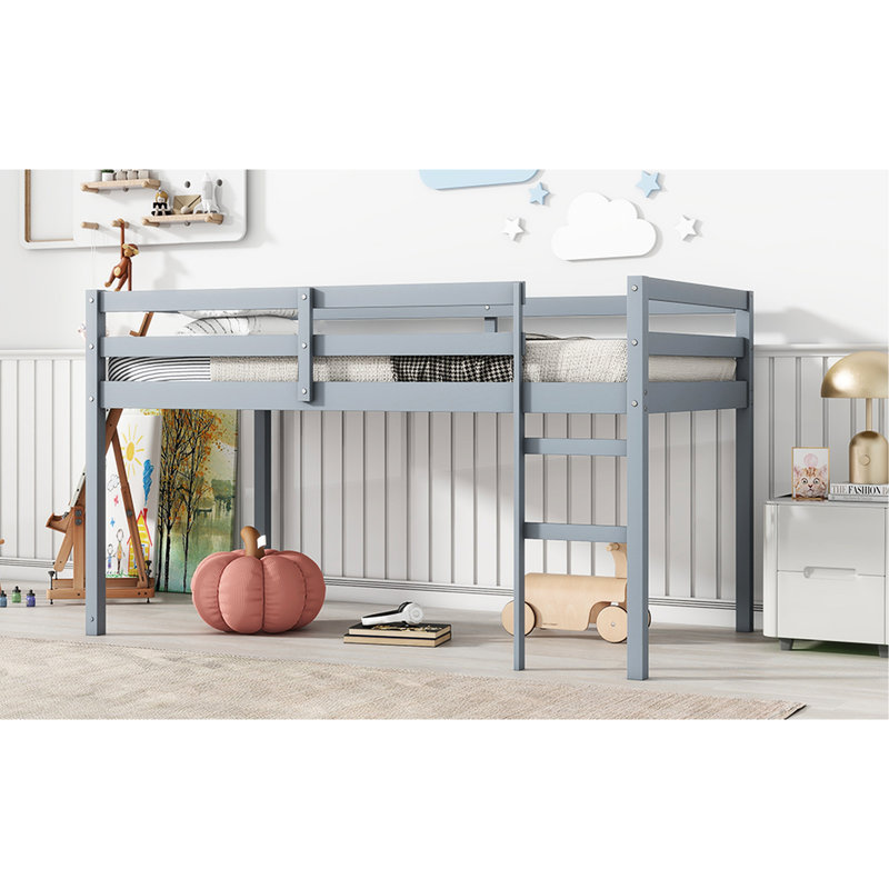 Lit mezzanine simple en bois d'hévéa massif gris. Facilement accessible. Base à lattes renforcée. Rangement supplémentaire sous le lit. Lit gris de faible hauteur pour un sommeil paisible, en bois. Inclus. Plateforme durable. Under