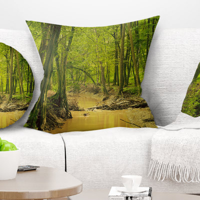 Ruisseau dans la forêt sauvage - Coussin imprimé forêt
