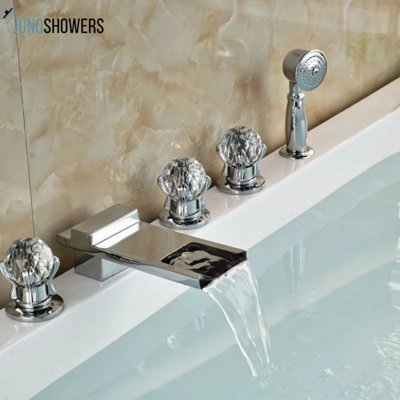 Robinet traditionnel avec poignées levier et finition polie pour la salle de bain