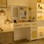 Coiffeuse de maquillage avec lumières en 3 couleurs et miroir ouvert, bureau de coiffeuse avec 4 tiroirs et 1 armoire et tablettes