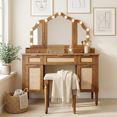 Ensemble coiffeuse de 44,37 po avec tabouret, coiffeuse rétro avec miroir à trois volets, 13 ampoules à DEL Hollywood, 3 modes d'éclairage et une station de charge, de grands armoires de rangement et des tiroirs pour la chambre à coucher