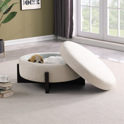 Rond avec rangement, revêtement beige, quatre pieds en chêne, indice de résistance moyenne, siège rembourré avec accoudoirs carrés, conception américaine, rembourrage en fibre de carbone, dossier rembourré