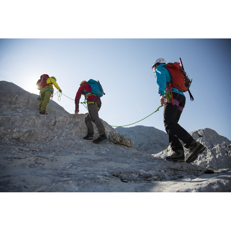 Randonneurs grimpant sur une montagne rocheuse par Simonkr, H 8 po x l 12 po