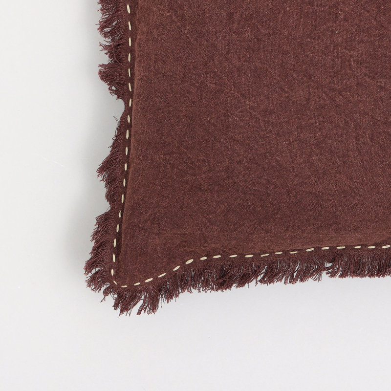 Coussin décoratif en lin avec bords et franges travaillés à la main | 22 po x 22 po, Rouge-brun