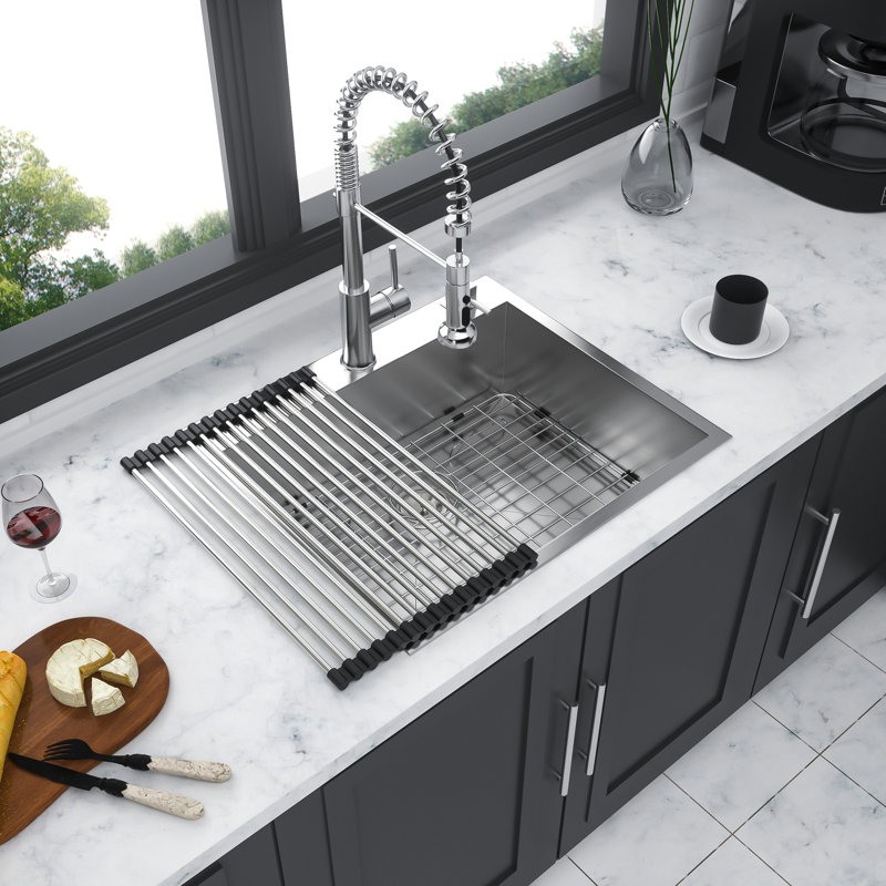 Évier de cuisine en acier inoxydable 304 de calibre 18. Bol simple de 25 po avec surface lisse et insonorisation pour un évier confortable de 25 po x 22 po. Séchoir à cuve facile à installer
