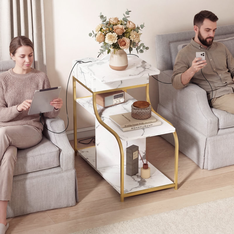 Table de bout de 25,6 po avec espace de rangement et station de charge; 1 port USB et 1 port de type C, 2 prises de courant alternatif; Peut accueillir un chat commun